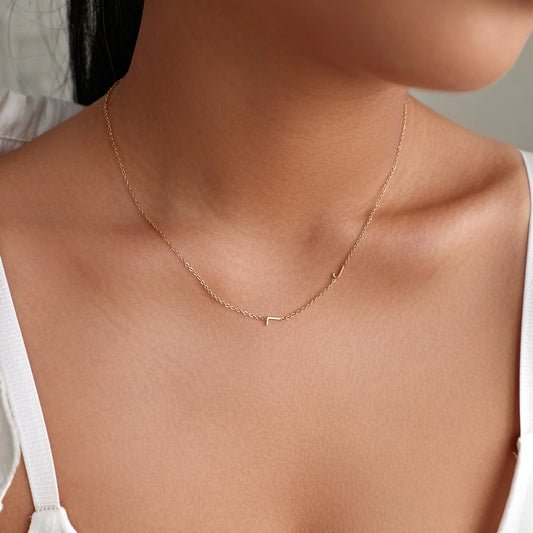 Collar personalizado con inicial lateral