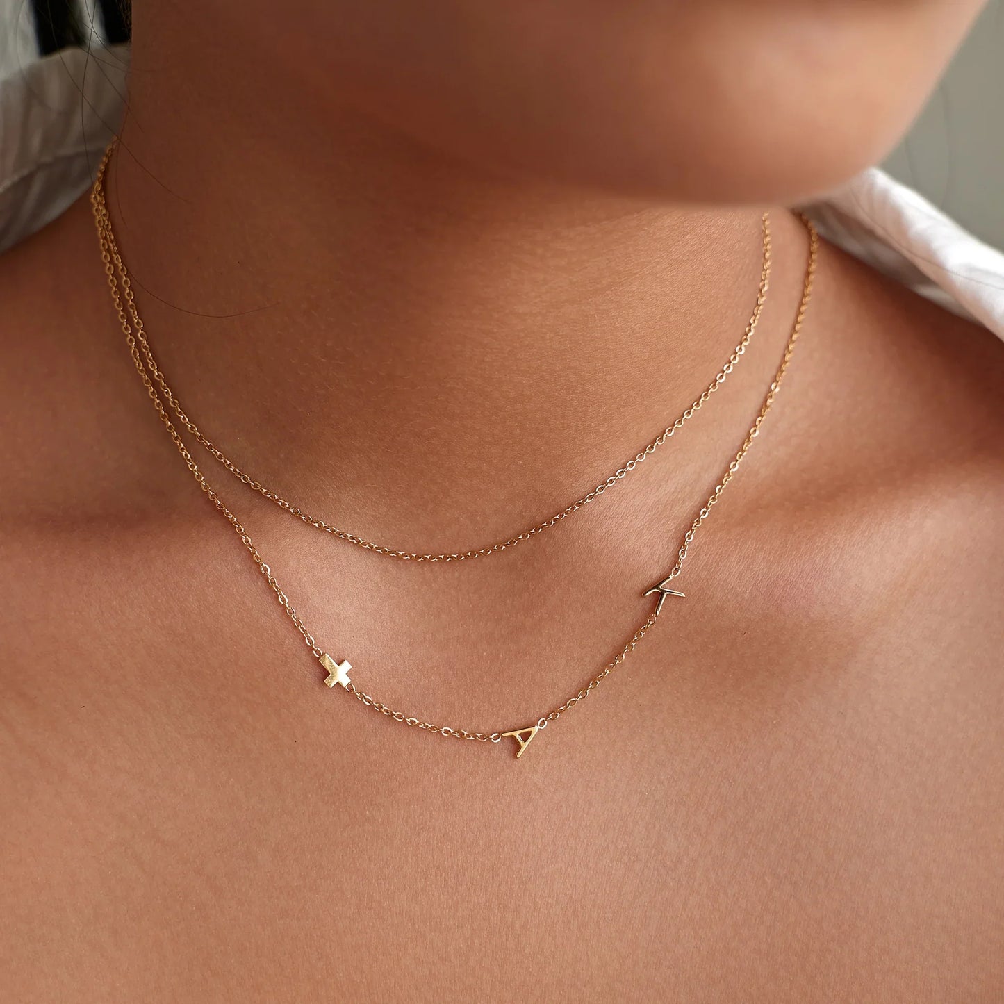 Collar personalizado con inicial lateral