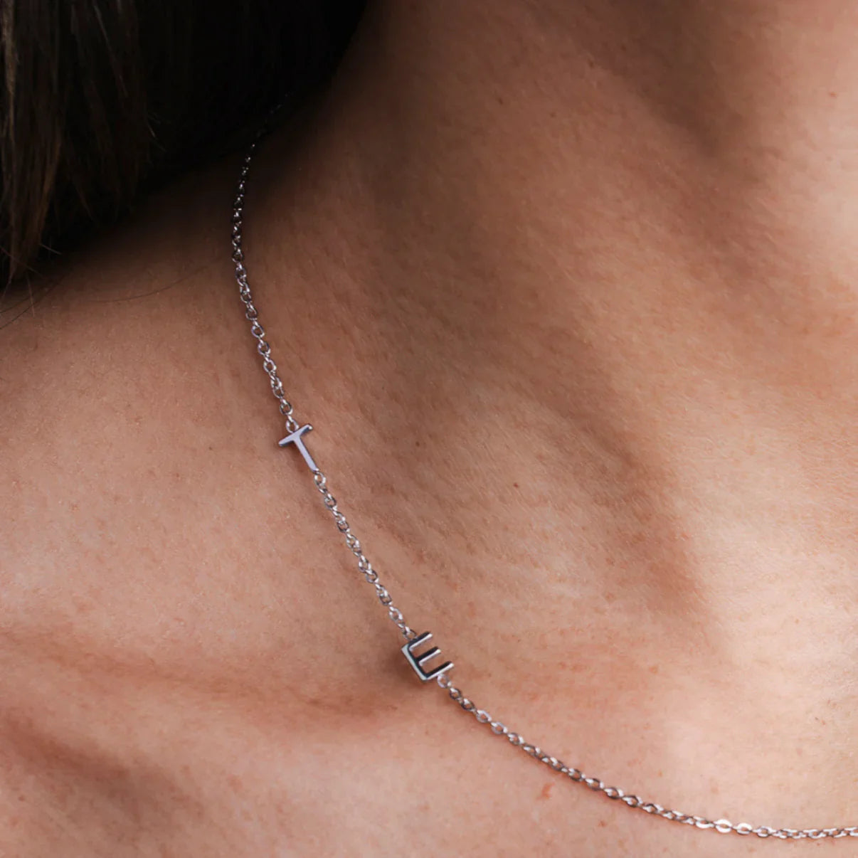 Collar personalizado con inicial lateral