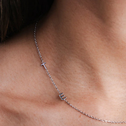 Collar personalizado con inicial lateral